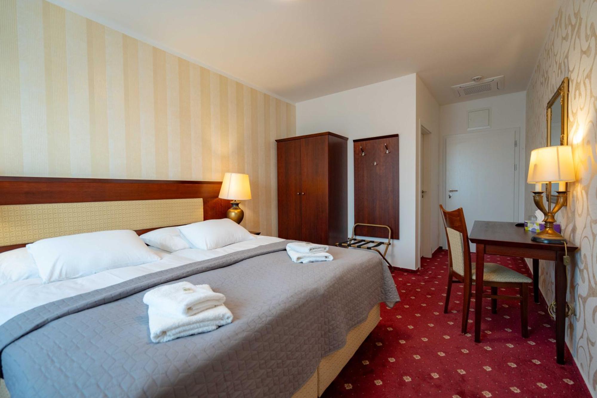 Hotel Volf Prestice Exterior foto