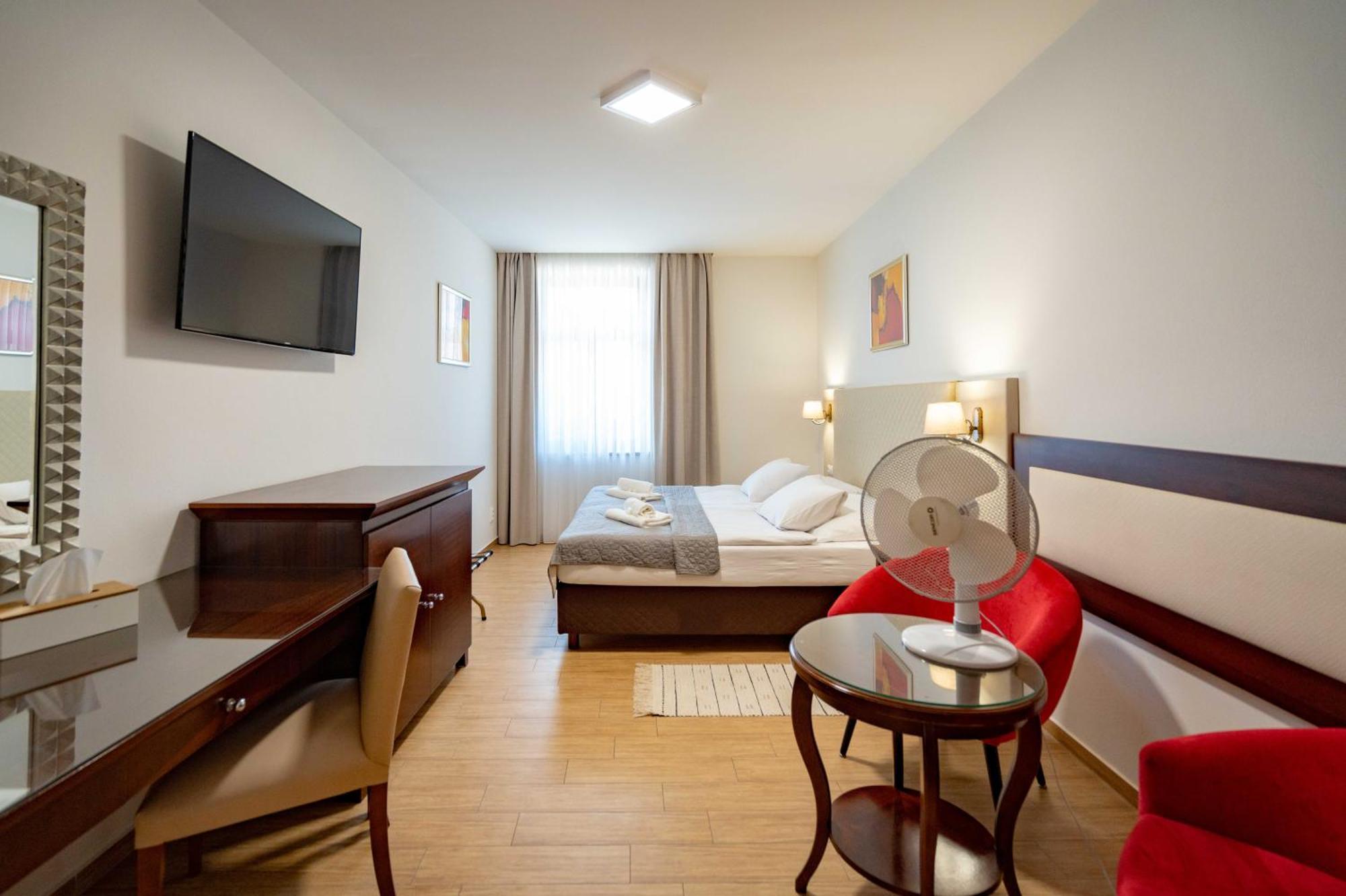Hotel Volf Prestice Exterior foto